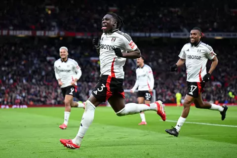 فولهام يدين استهداف مدافعه باسي عبر منصات التواصل الإجتماعي